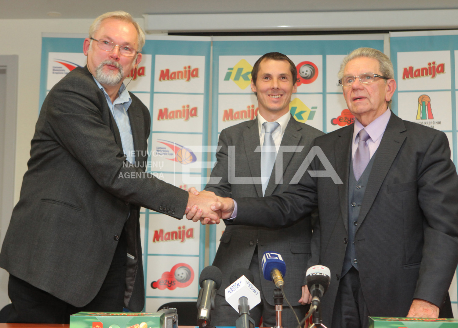 "Kraft Foods Lietuva" vadovaujantysis direktorius Baltijos šalims Gintaras Rimšelis, MKL direktorius Dainius Čiuprinskas, LKF prezidentas Vladas Garastas. Dainiaus Labučio (ELTA) nuotr.